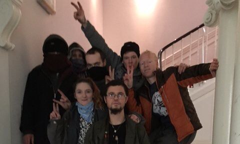 Сквоттеры захватили особняк российского олигарха и поселили там бездомных: опубликованы фото и видео