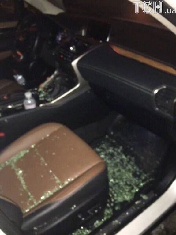 В Киеве ограбили оперную певицу, подрезав колесо и выбив стекло в машине