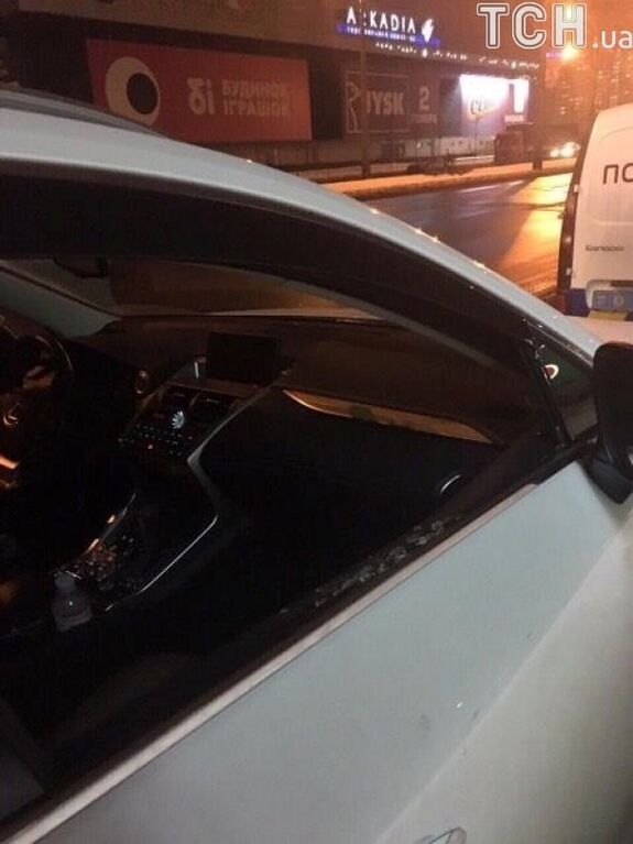 В Киеве ограбили оперную певицу, подрезав колесо и выбив стекло в машине