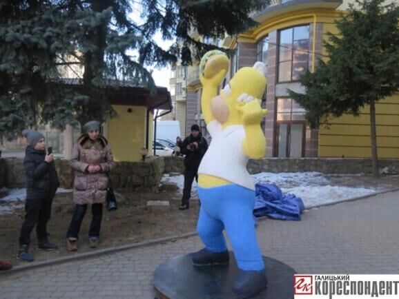 В Ивано-Франковске установили статую Гомера Симпсона