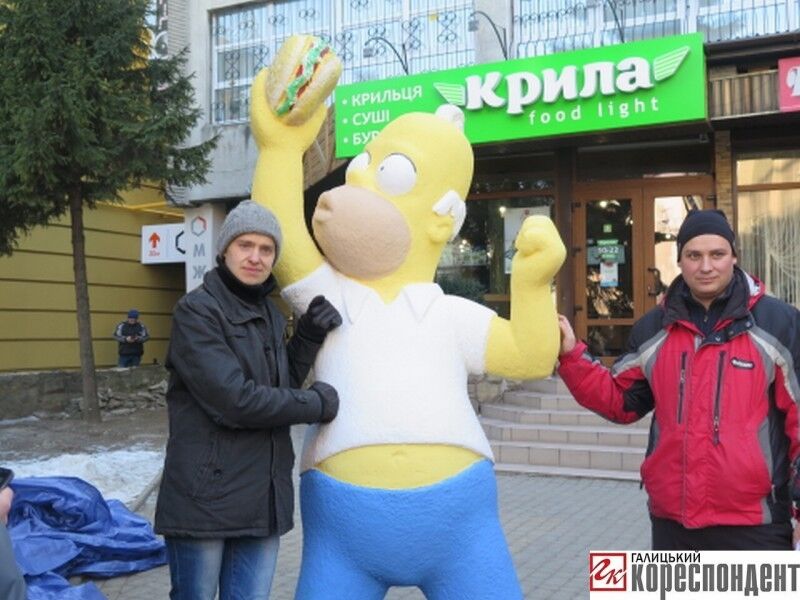 В Ивано-Франковске установили статую Гомера Симпсона