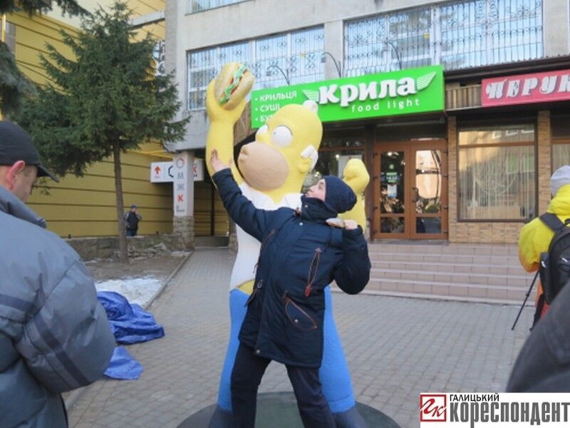 В Ивано-Франковске установили статую Гомера Симпсона