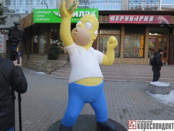 В Ивано-Франковске установили статую Гомера Симпсона