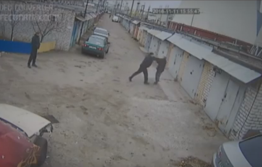 В Киеве копы избили мужчину, снимавшего их на телефон - СМИ. Опубликовано видео