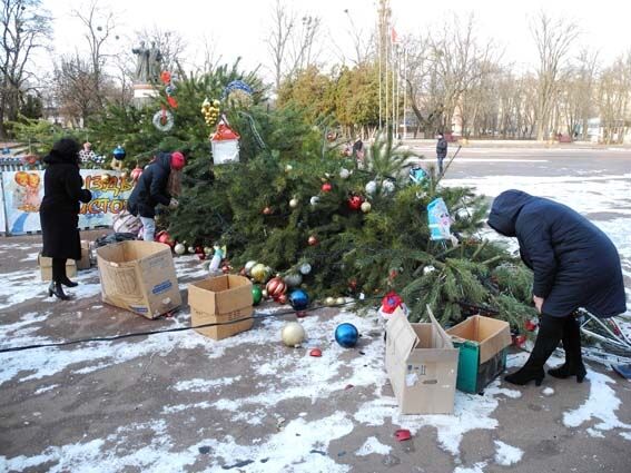 Под Киевом упала 12-метровая новогодняя елка: опубликованы фото