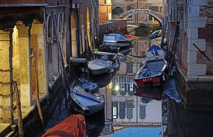 Венеция во время отлива: опубликованы поразительные фото каналов без воды