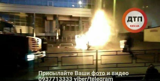 В Киеве возле метро взорвался автомобиль: подробности ЧП