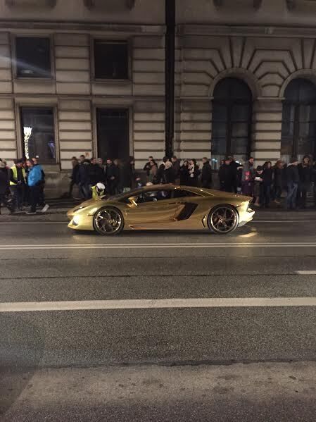 Новый год удался: в Варшаве разбили "золотой" Lamborghini Aventador - фото и видео