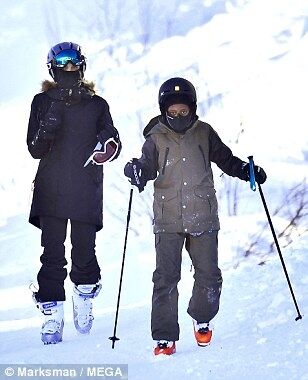 Больше не прячется: Анджелина Джоли с детьми весело провела время на горнолыжном курорте