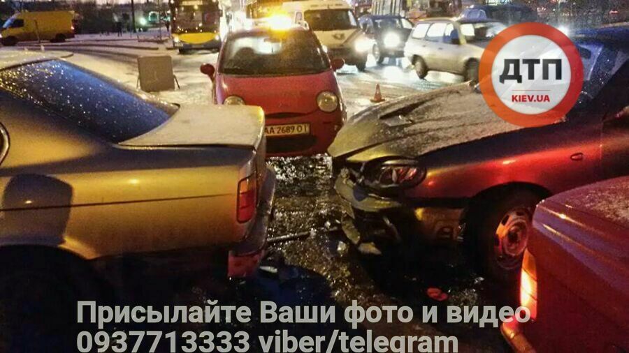Стали известны подробности ДТП, из-за которого в Киеве остановился Московский мост