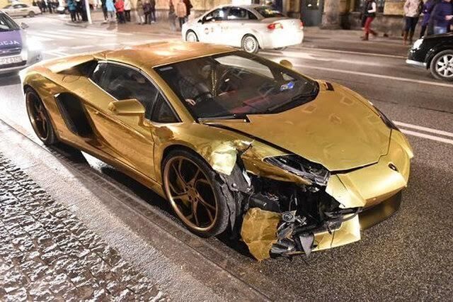 Новый год удался: в Варшаве разбили "золотой" Lamborghini Aventador - фото и видео