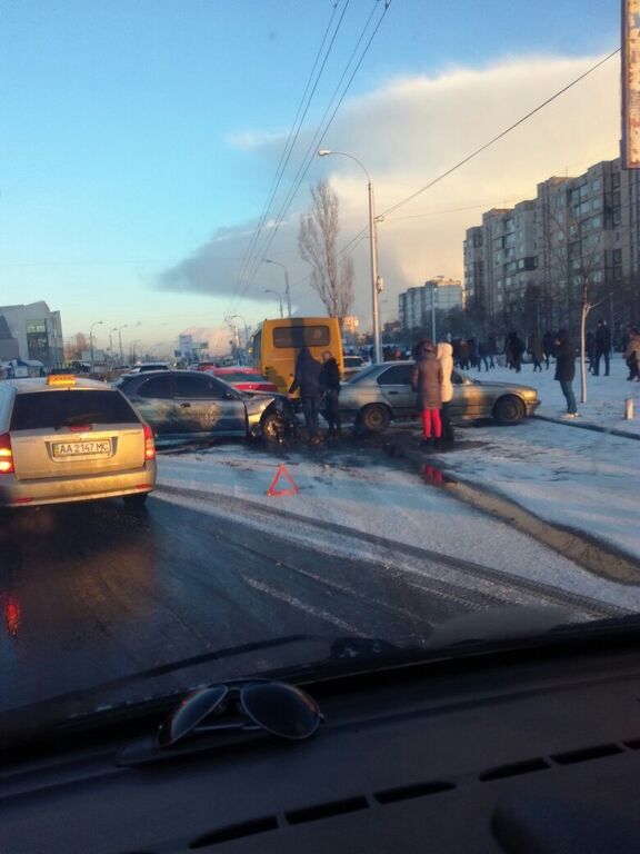 В Киеве из-за крупного ДТП остановился Московский мост 