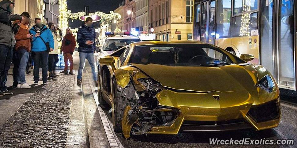 Новый год удался: в Варшаве разбили "золотой" Lamborghini Aventador - фото и видео