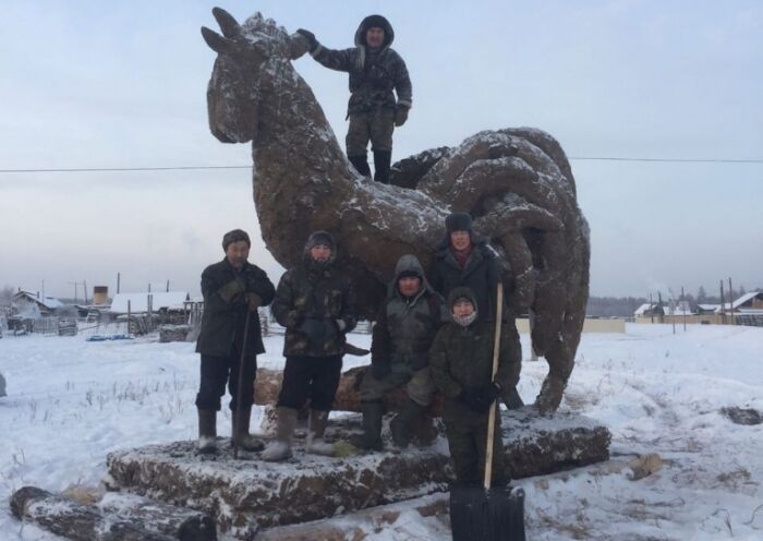 Символ года:  в России изваяли гигантскую статую петуха из навоза