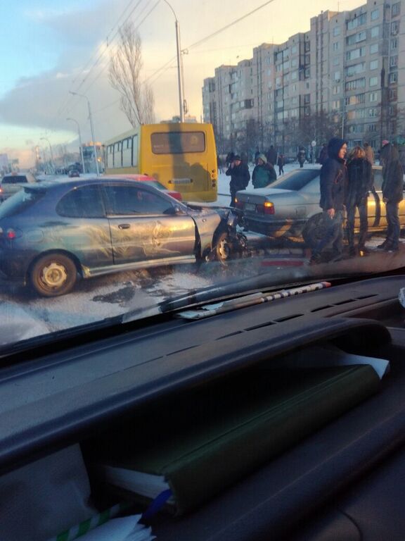 В Киеве из-за крупного ДТП остановился Московский мост 