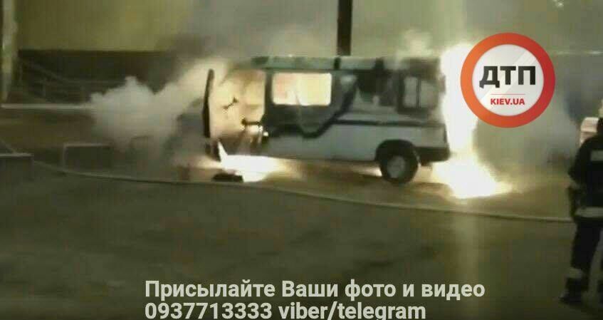 У Києві біля метро вибухнув автомобіль: подробиці НП