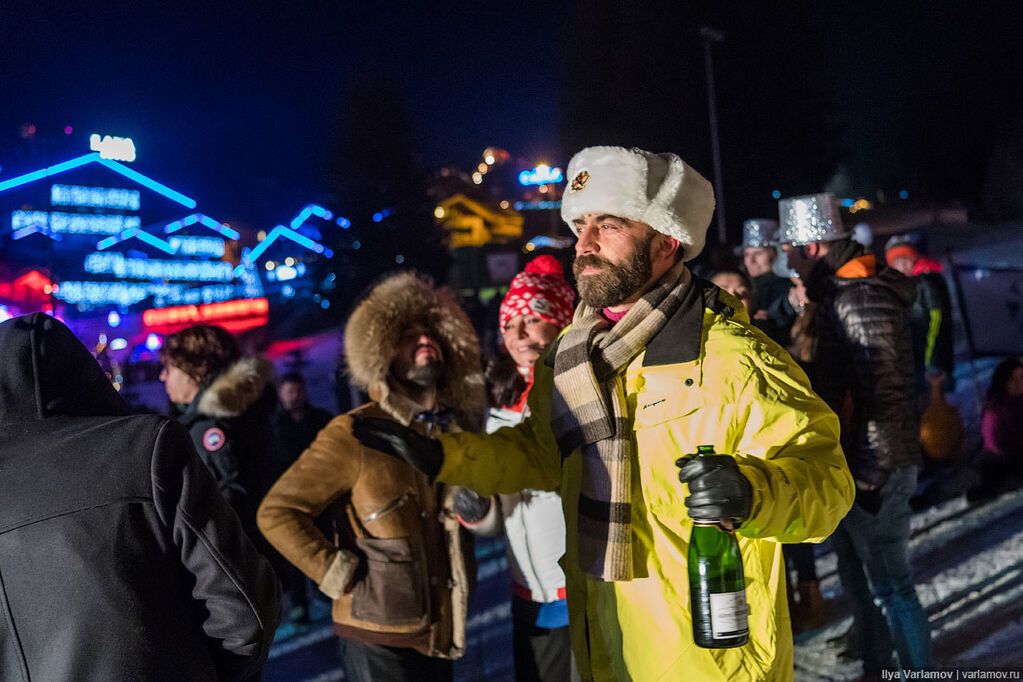 Матрешки, ушанки и Новый год: Варламов показал, как россияне "гудели" в Куршевеле