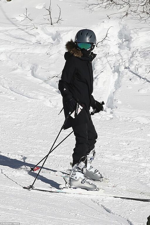 Больше не прячется: Анджелина Джоли с детьми весело провела время на горнолыжном курорте