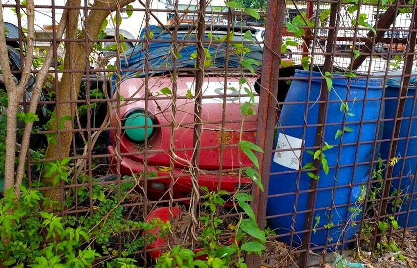 Находка для коллекционеров: в сети показали брошенные автомобили в Гонконге - фото