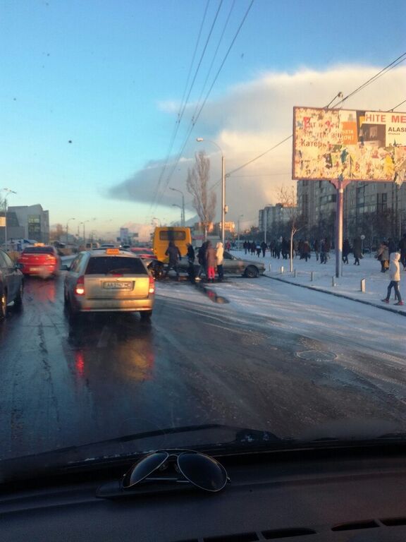 В Киеве из-за крупного ДТП остановился Московский мост 