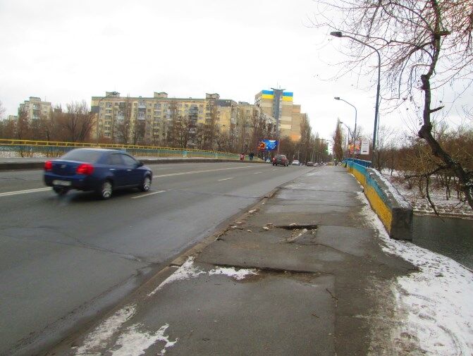Можно провалиться под асфальт: жителей Киева предупредили о ЧП