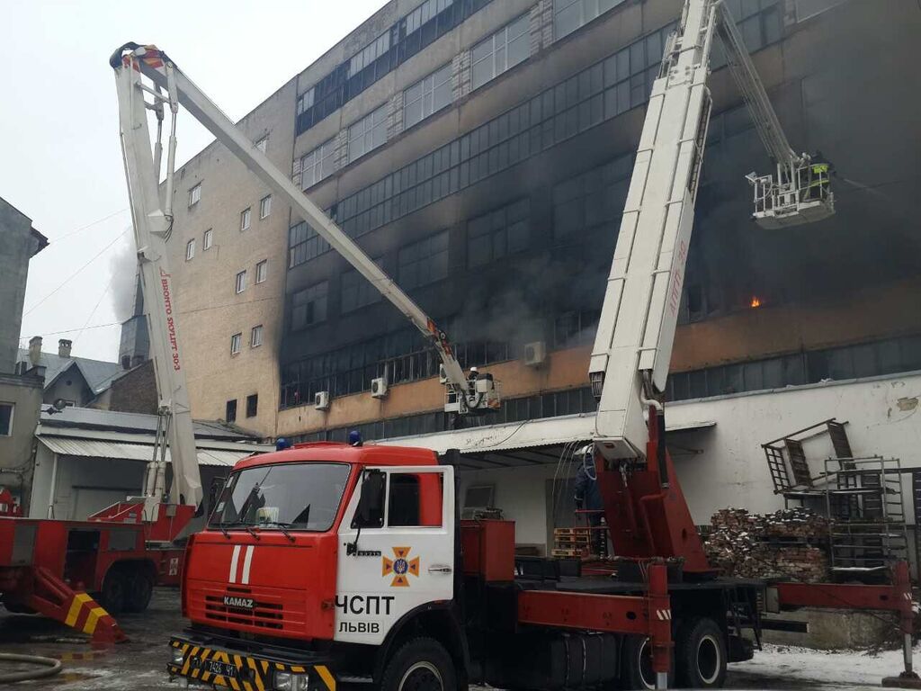 Масштабный пожар во Львове: загорелся завод "Электрон". Фотофакт