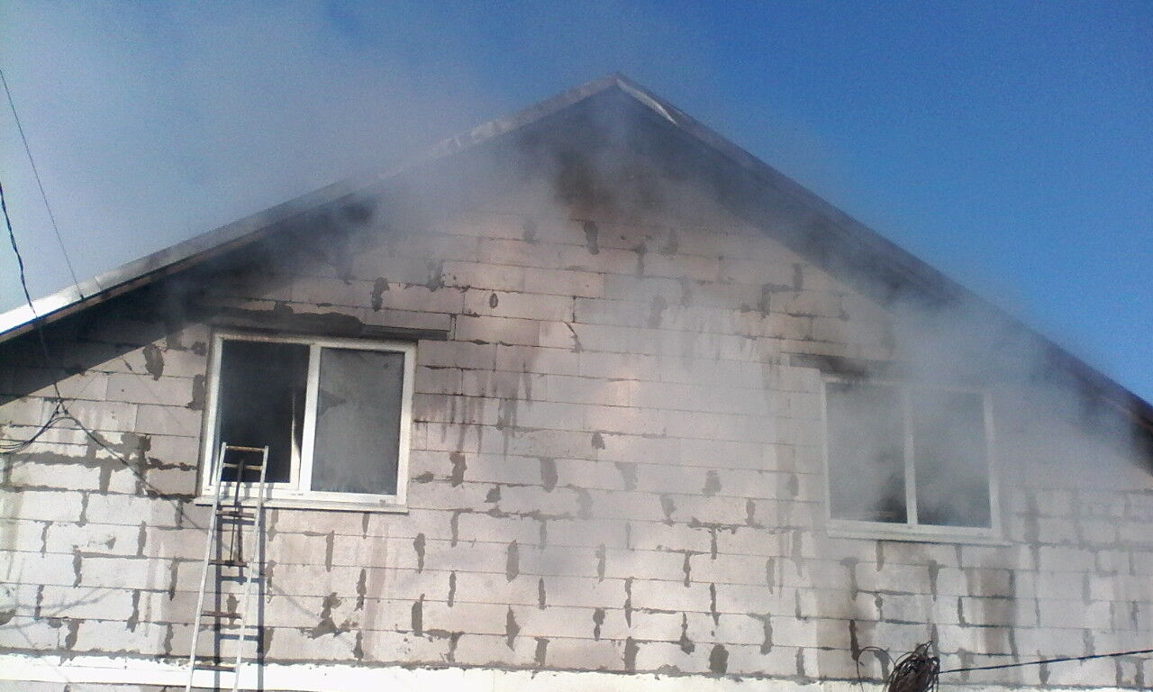 В Запорожье горел недостроенный дом (ФОТО)