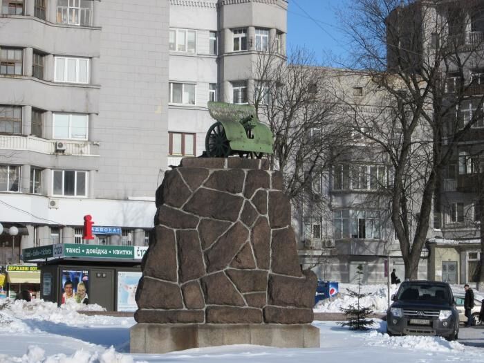 В Киеве снесут советский памятник с пушкой 