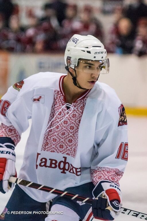 Канадские хоккеисты провели матч в украинских вышиванках