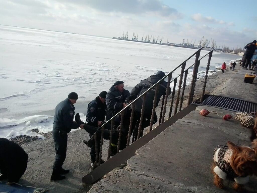 В Запорожской области мужчина провалился под лед (ФОТО)