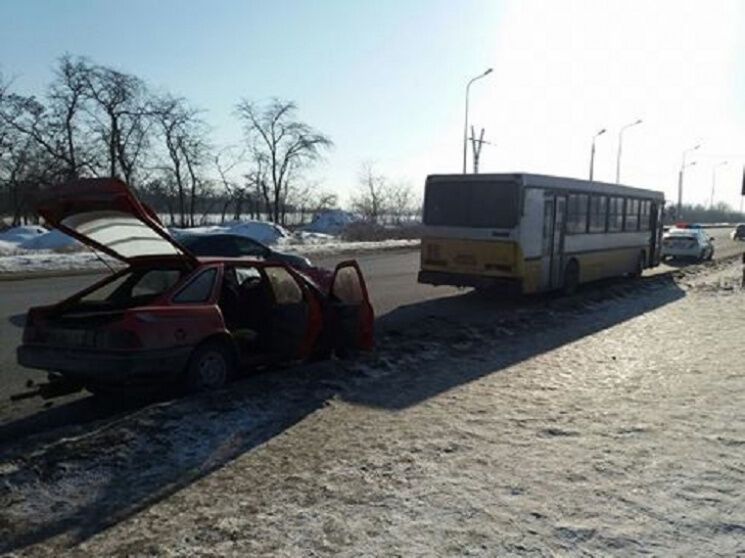 В автобус врезалась легковушка: есть пострадавшие (ФОТО)