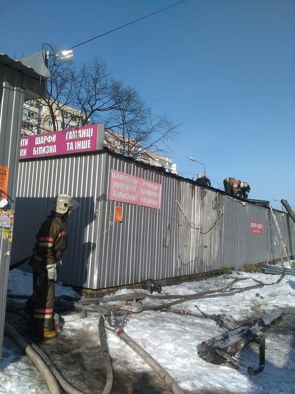 В Киеве произошел масштабный пожар в киосках: опубликованы фото 