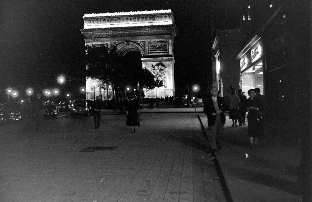 Как выглядел Париж в середине прошлого века: опубликованы удивительные фото