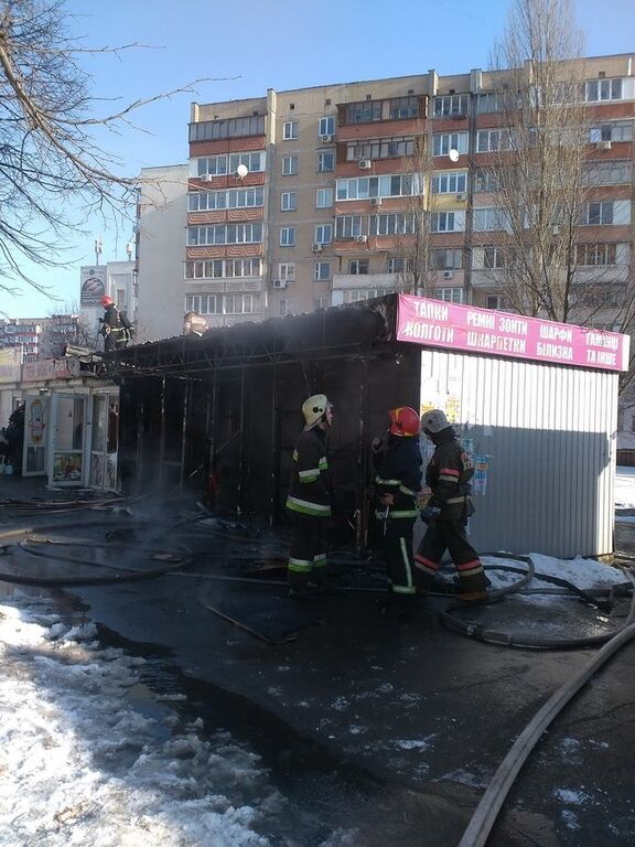 В Киеве произошел масштабный пожар в киосках: опубликованы фото 