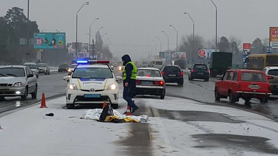 У Києві збили на смерть дівчину в навушниках, яка перебігала проспект