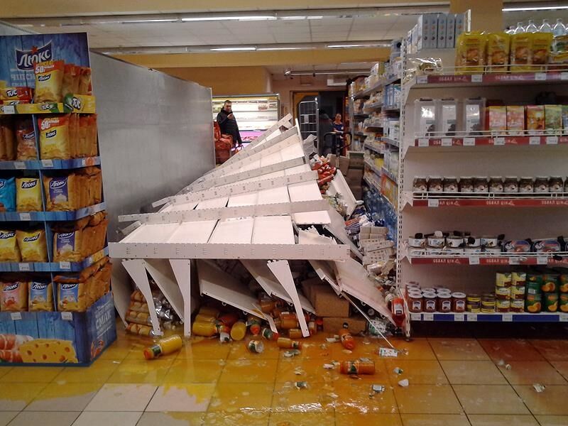 В киевском супермаркете на "нищеброда" упал стеллаж с соками: опубликованы фото