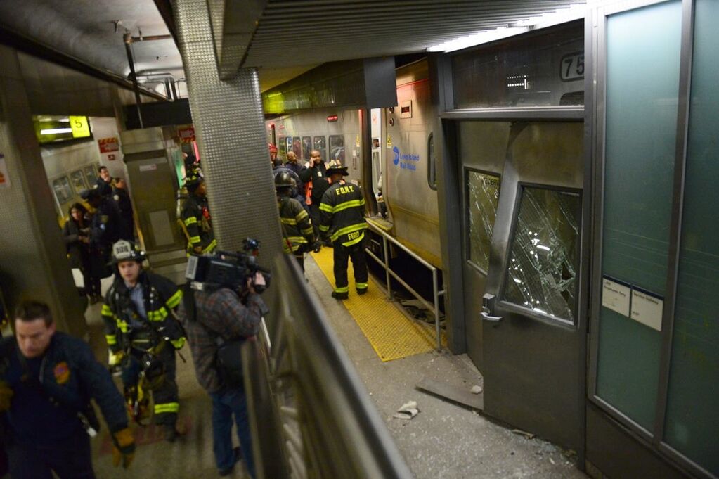 В США пассажирский поезд на полном ходу сошел с рельсов: 103 раненых