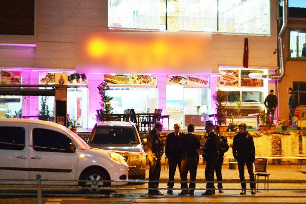 В Стамбуле неизвестные обстреляли ресторан: опубликованы фото и видео