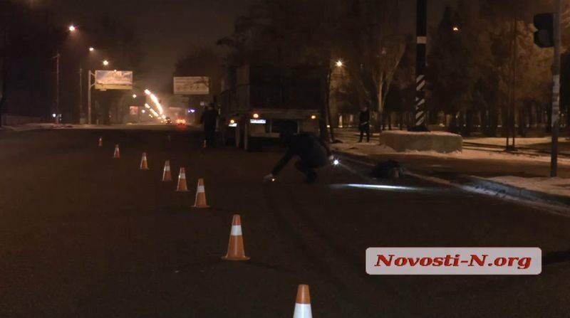 Безграничная жестокость: в Николаеве КамАЗ переехал мужчину, сбитого другим автомобилем