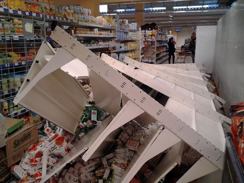 В киевском супермаркете на "нищеброда" упал стеллаж с соками: опубликованы фото