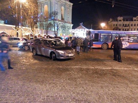 В Киеве возле главной новогодней елки поймали героя парковки