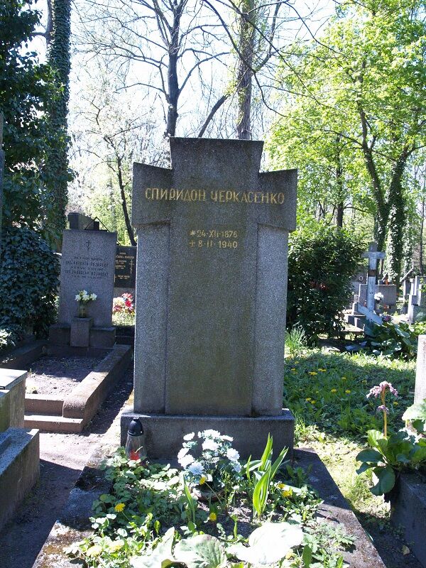 Що сталося з могилою Олександра Олеся?