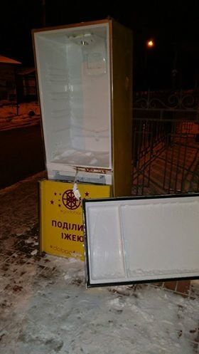 Вандалы и свиньи: в Киеве разбили холодильник с едой для бедных