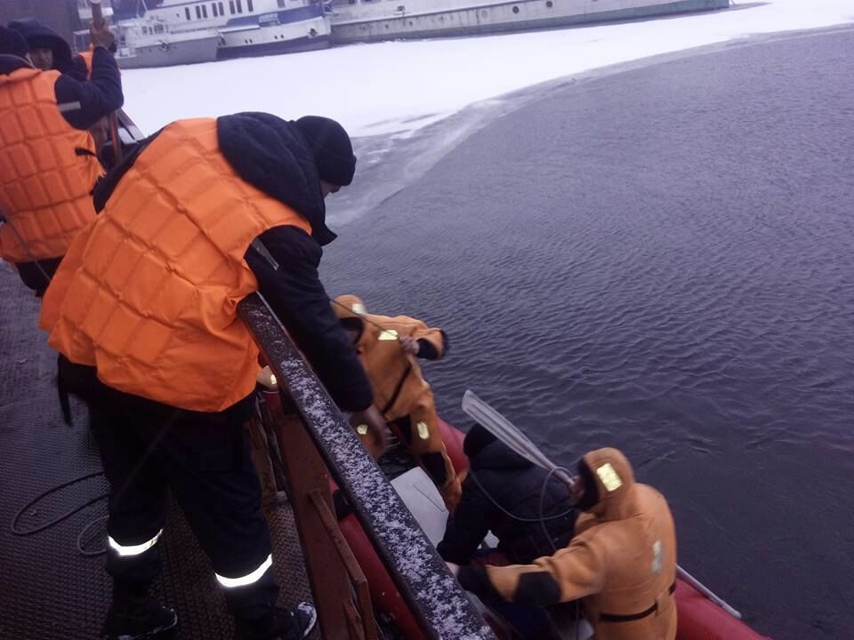 ЧП на Днепре: в Киеве рыбака унесло на отколотой льдине