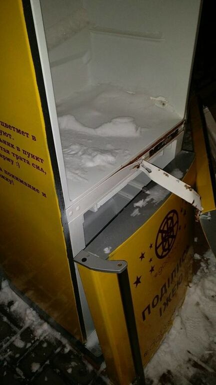 Вандали і свині: у Києві розбили холодильник з їжею для бідних