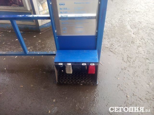 В Киеве появилась необычная остановка со щетками для обуви: опубликованы фото 