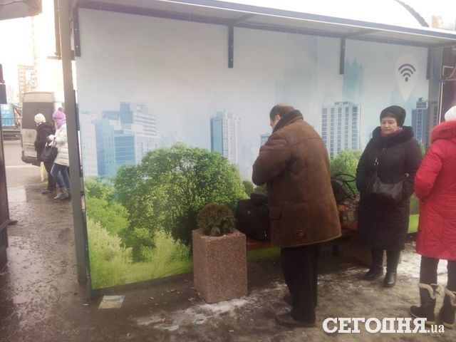 В Киеве появилась необычная остановка со щетками для обуви: опубликованы фото 