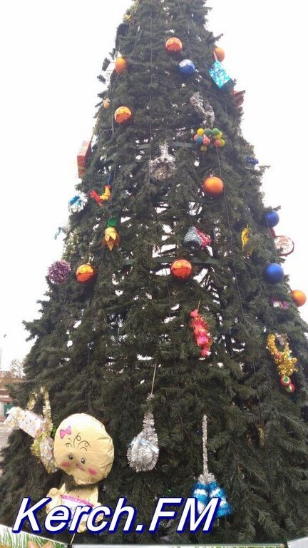 Традиции оккупанта: в Керчи "обобрали" новогоднюю елку. Опубликованы фото