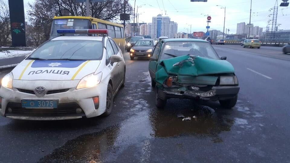 В Киеве произошло тройное ДТП: есть пострадавшие