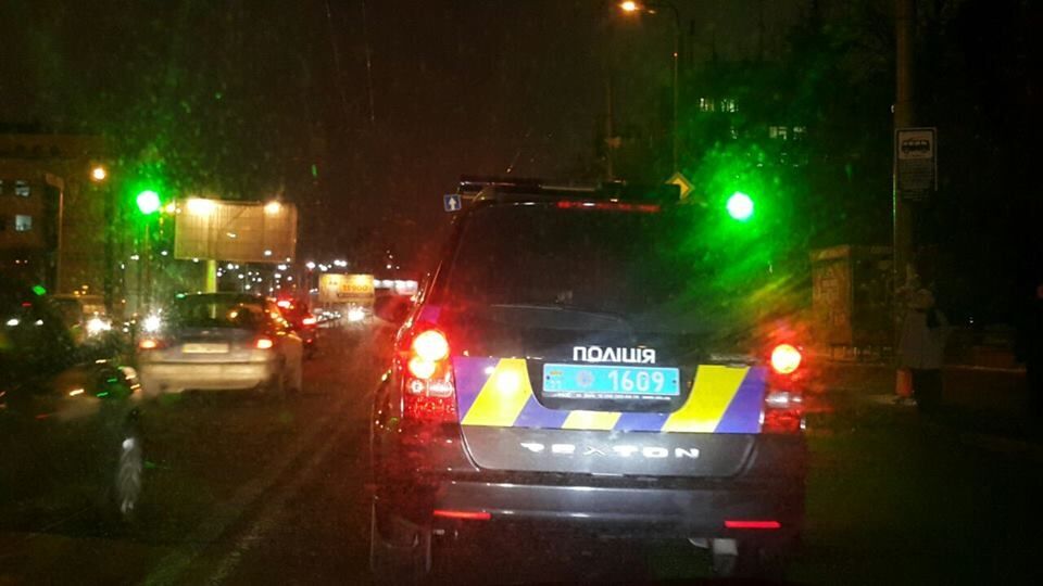 Рядом с "базой" полиции в Киеве водителя придавил собственный автомобиль: опубликованы фото